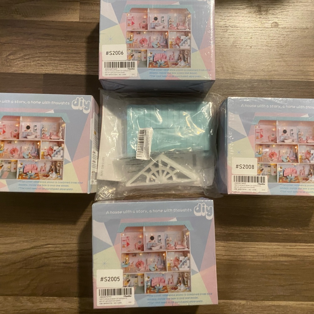 Four DIY doll rooms with the roof